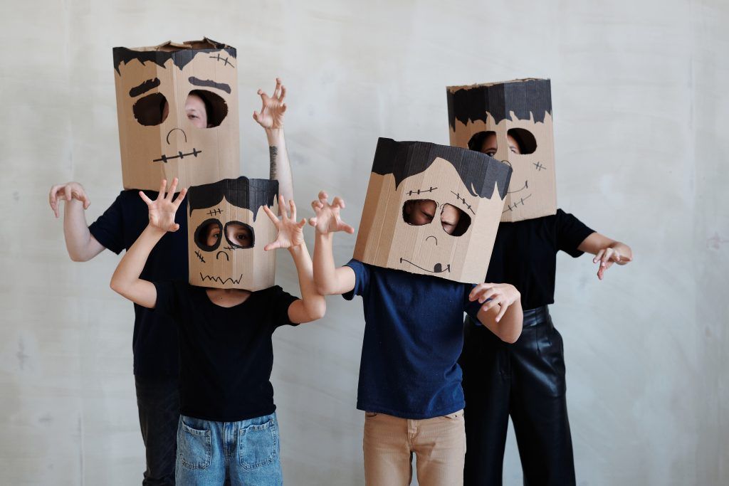 enfants qui jouent avec des masques en carton