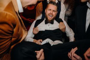 homme qui s'amuse à un mariage
