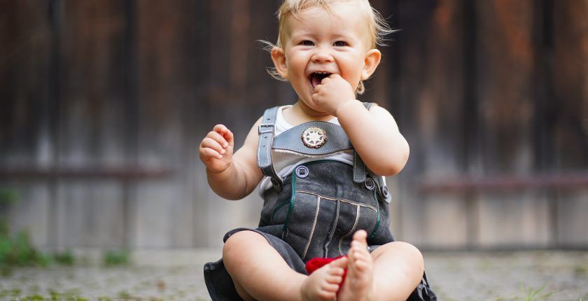 un bébé qui porte des vetements traditionnels allemand