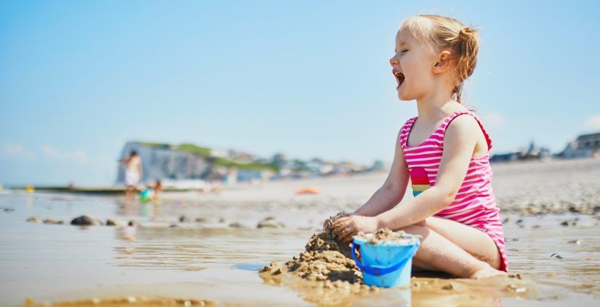 Une petite fille bretonne joue sur la plage