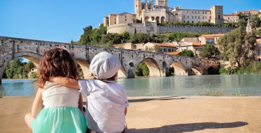 Deux enfant devant le chateau de béziers en Occitanie