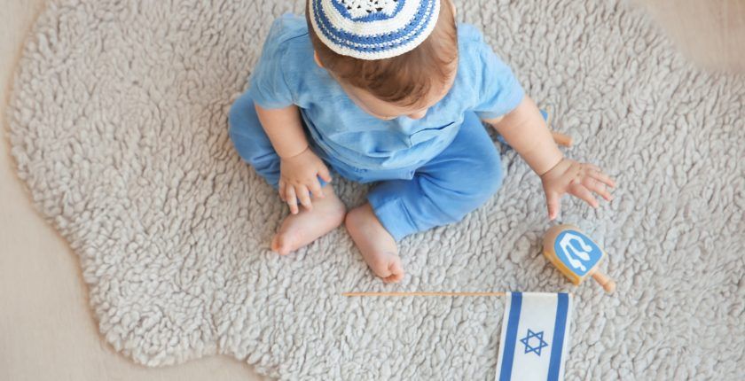 Un bébé qui porte une kippa juif et un drapeau d'Israël