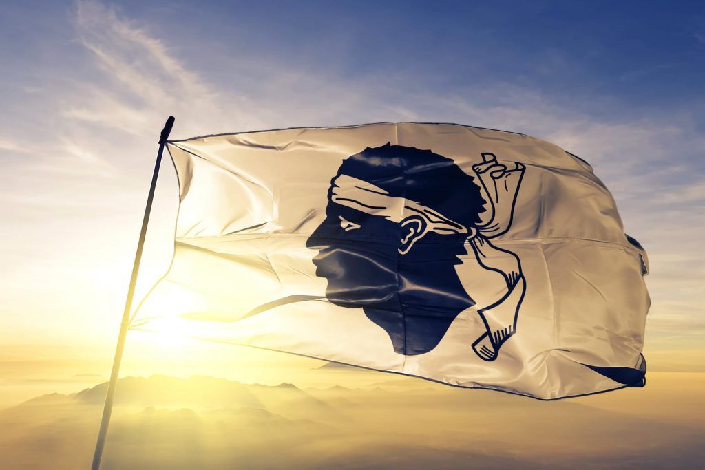 Un drapeau corse lors d'un coucher de soleil