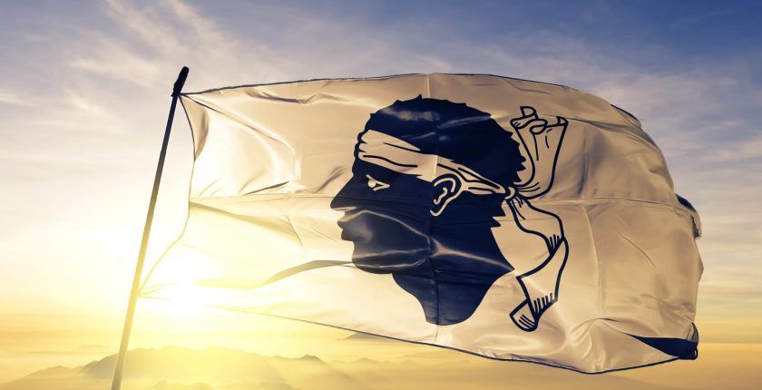 Un drapeau corse lors d'un coucher de soleil
