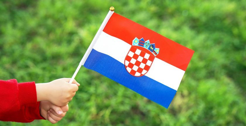 un enfant tient un drapeau croate dans ses mains