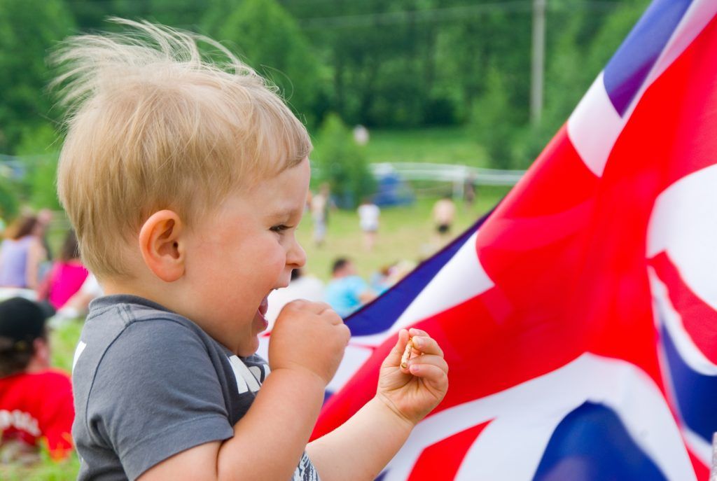 Un enfant avec un drapeau anglais