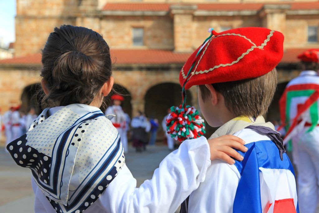 Deux enfants basques habillés avec des vétements traditionnels
