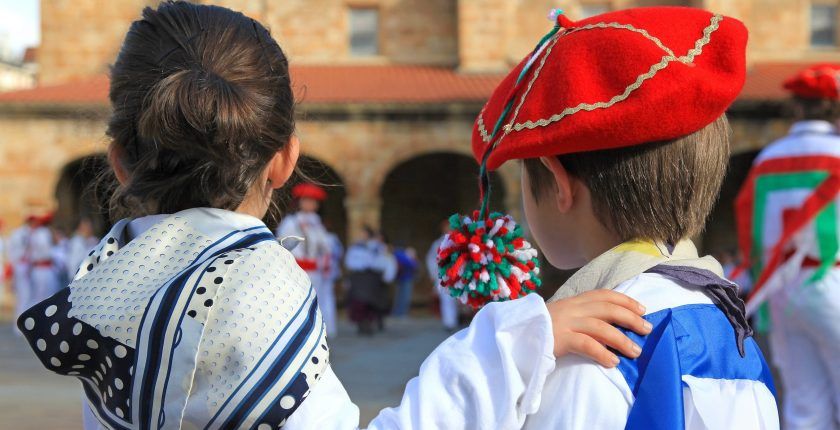 Deux enfants basques habillés avec des vétements traditionnels