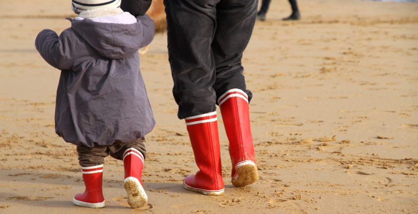Un enfant breton et son père sur la plage