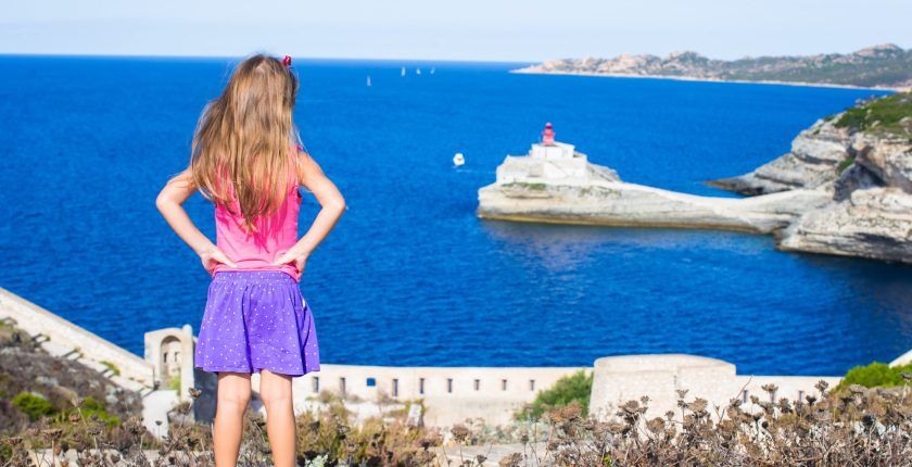 Une petite fille Corse regarde la mer au loin